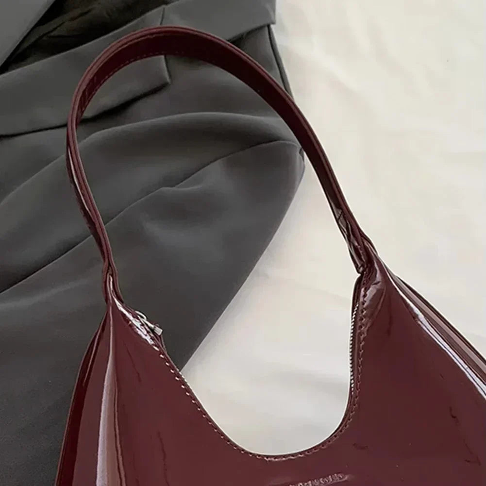 Elegancka, bordowa torebka na ramię o lakierowanym wykończeniu