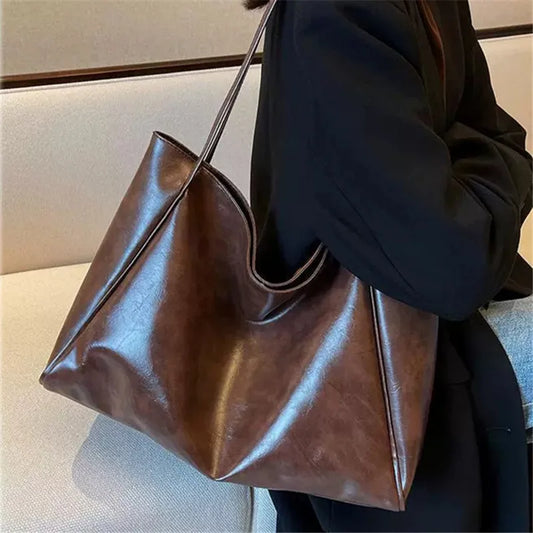 Elegancka brązowa torba tote o skórzanym wyglądzie