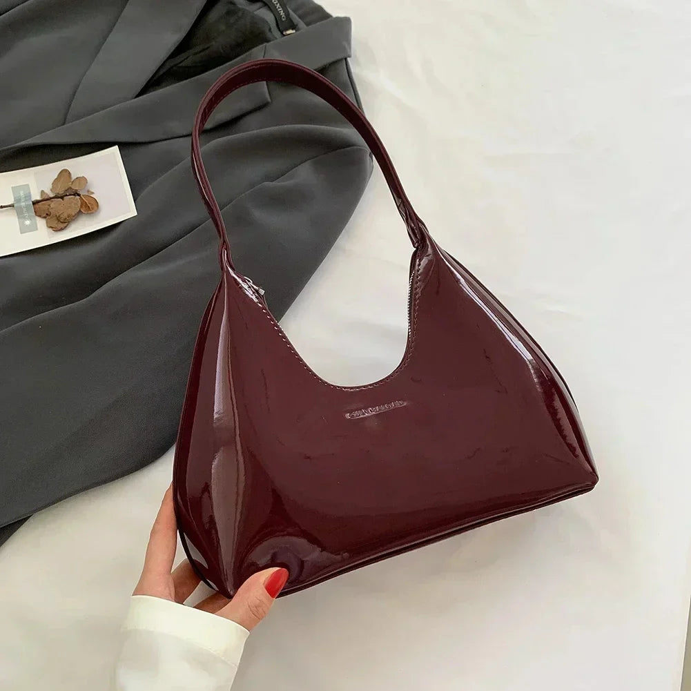 Elegancka, bordowa torebka na ramię o lakierowanym wykończeniu