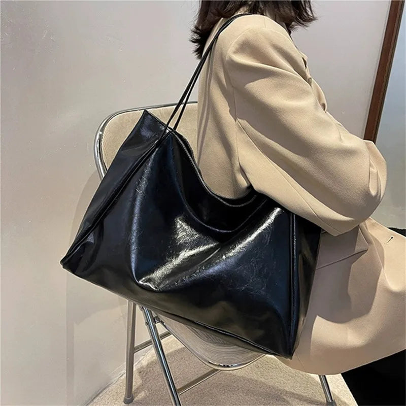 Elegancka brązowa torba tote o skórzanym wyglądzie