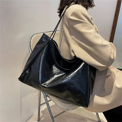 Elegancka brązowa torba tote o skórzanym wyglądzie