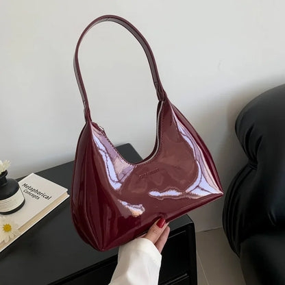 Elegancka, bordowa torebka na ramię o lakierowanym wykończeniu