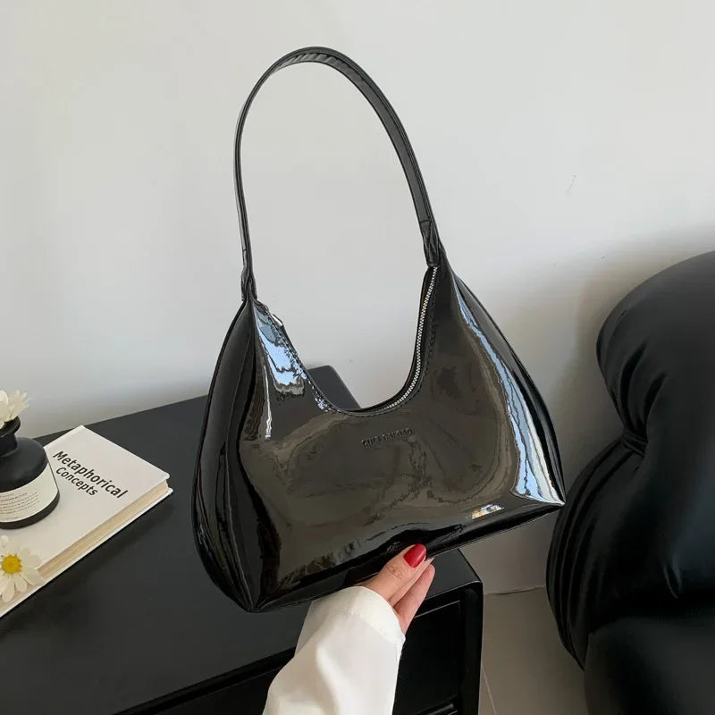 Elegancka, bordowa torebka na ramię o lakierowanym wykończeniu