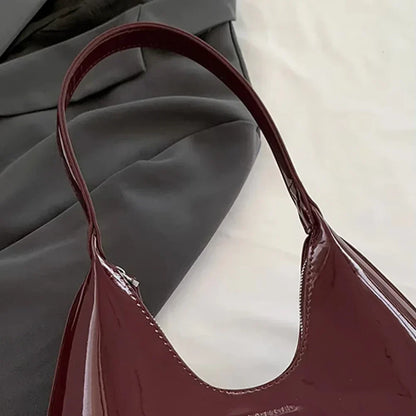 Elegancka, bordowa torebka na ramię o lakierowanym wykończeniu
