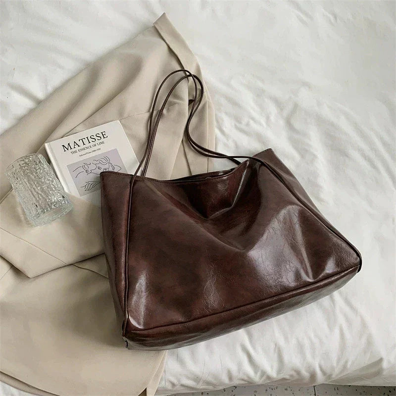 Elegancka brązowa torba tote o skórzanym wyglądzie