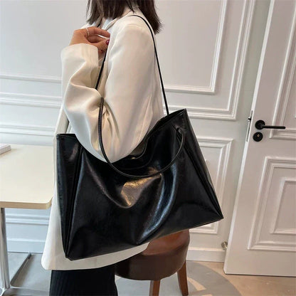 Elegancka brązowa torba tote o skórzanym wyglądzie