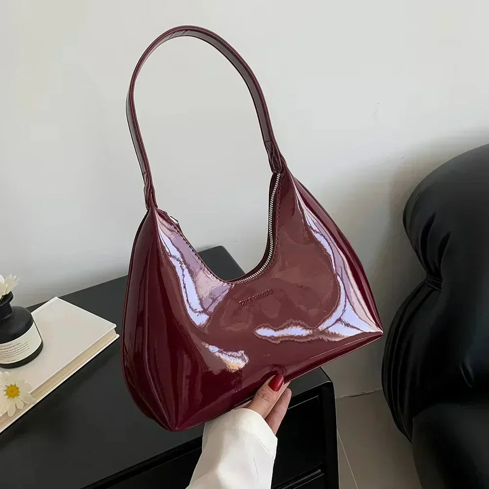 Elegancka, bordowa torebka na ramię o lakierowanym wykończeniu
