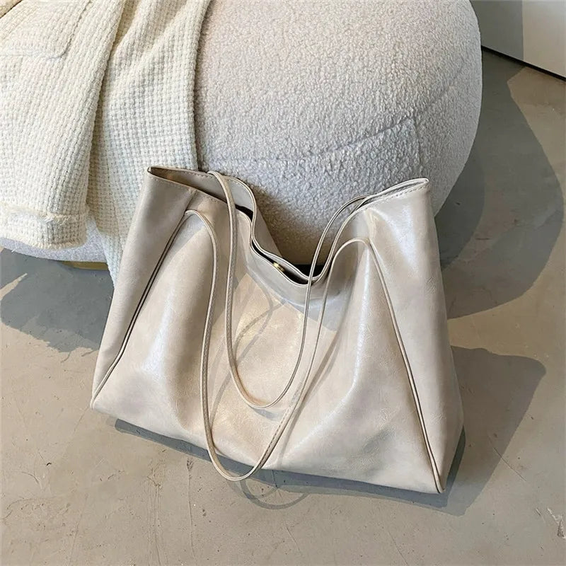 Elegancka brązowa torba tote o skórzanym wyglądzie
