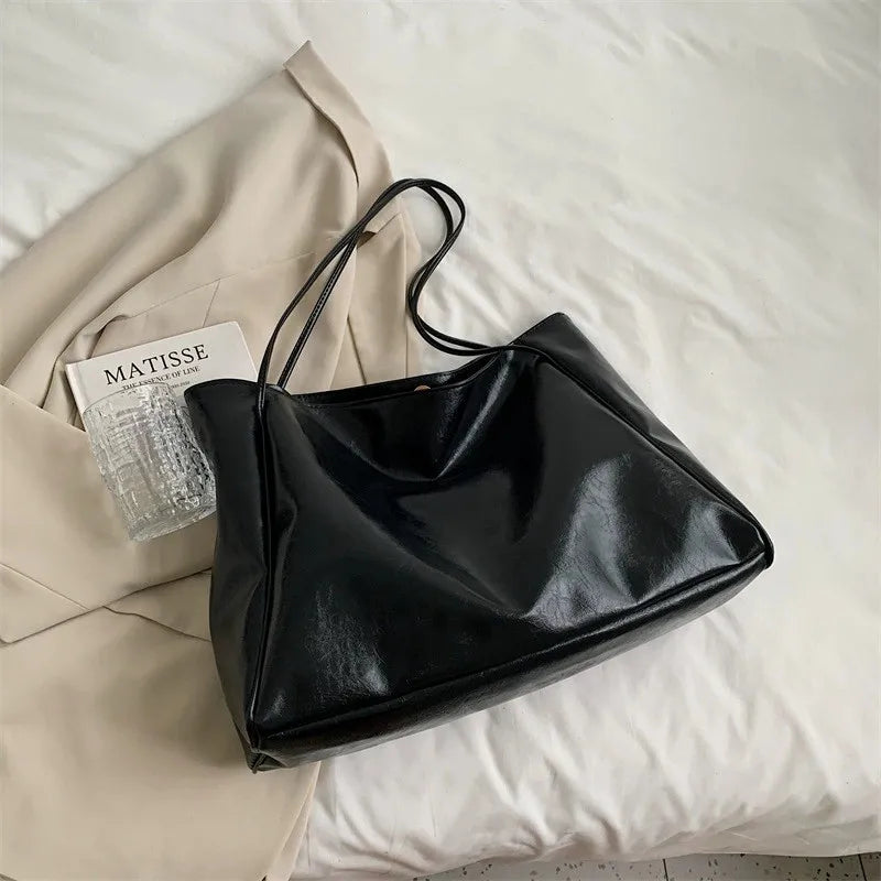 Elegancka brązowa torba tote o skórzanym wyglądzie