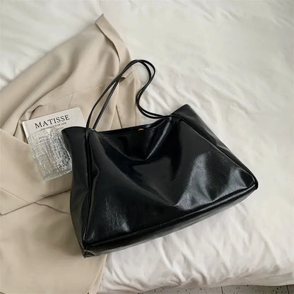 Elegancka brązowa torba tote o skórzanym wyglądzie
