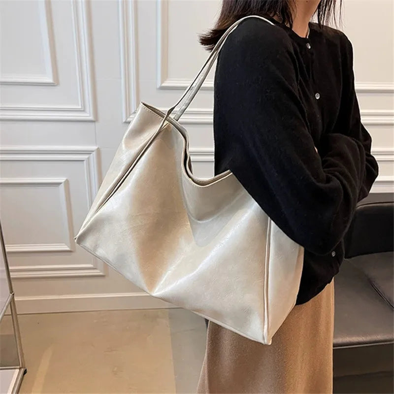 Elegancka brązowa torba tote o skórzanym wyglądzie