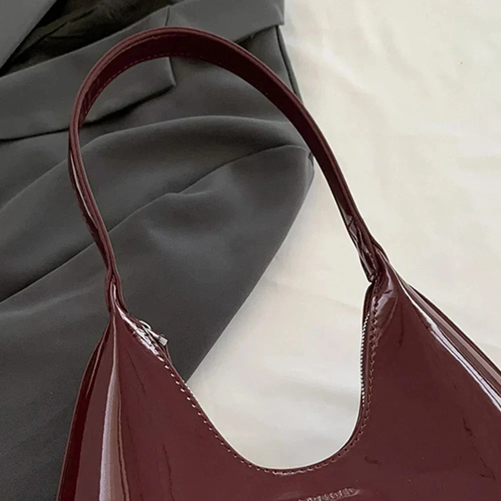 Elegancka, bordowa torebka na ramię o lakierowanym wykończeniu