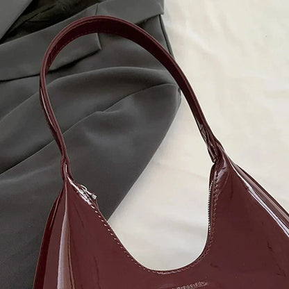 Elegancka, bordowa torebka na ramię o lakierowanym wykończeniu