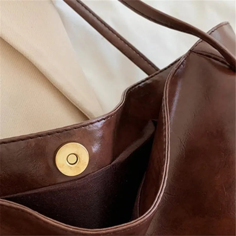 Elegancka brązowa torba tote o skórzanym wyglądzie